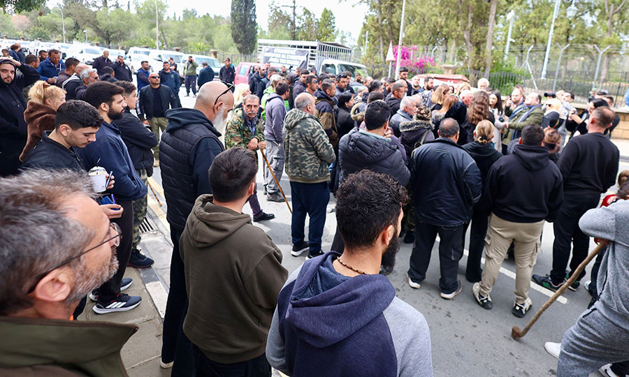 Κτηνοτρόφοι στους δρόμους για τις αποζημιώσεις – Απέκοψαν την είσοδο των Κτηνιατρικών Υπηρεσιών